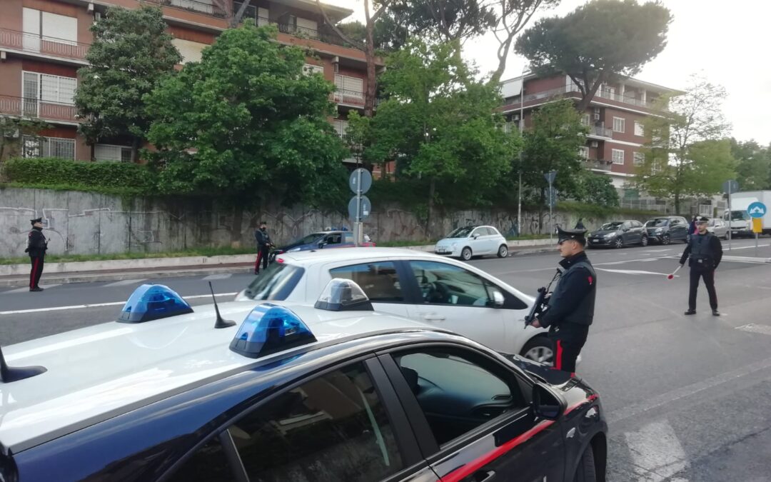 Carabinieri arrestano tre cittadini romeni sorpresi a forzare la portiera di un’auto