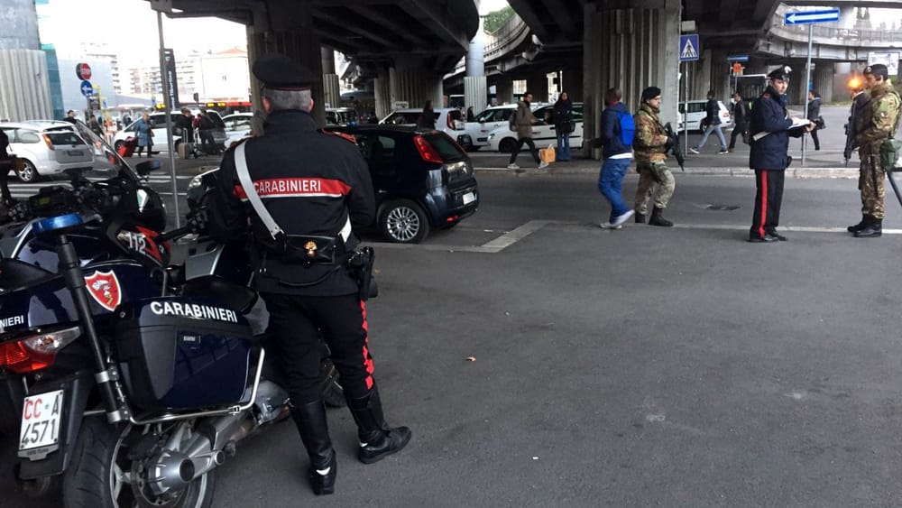 Molesta i passeggeri in attesa del bus, 27enne morde la mano ad un carabiniere