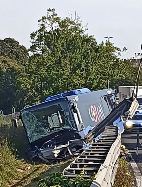 GRA, Autobus del Cotral finisce fuori strada, traffico bloccato