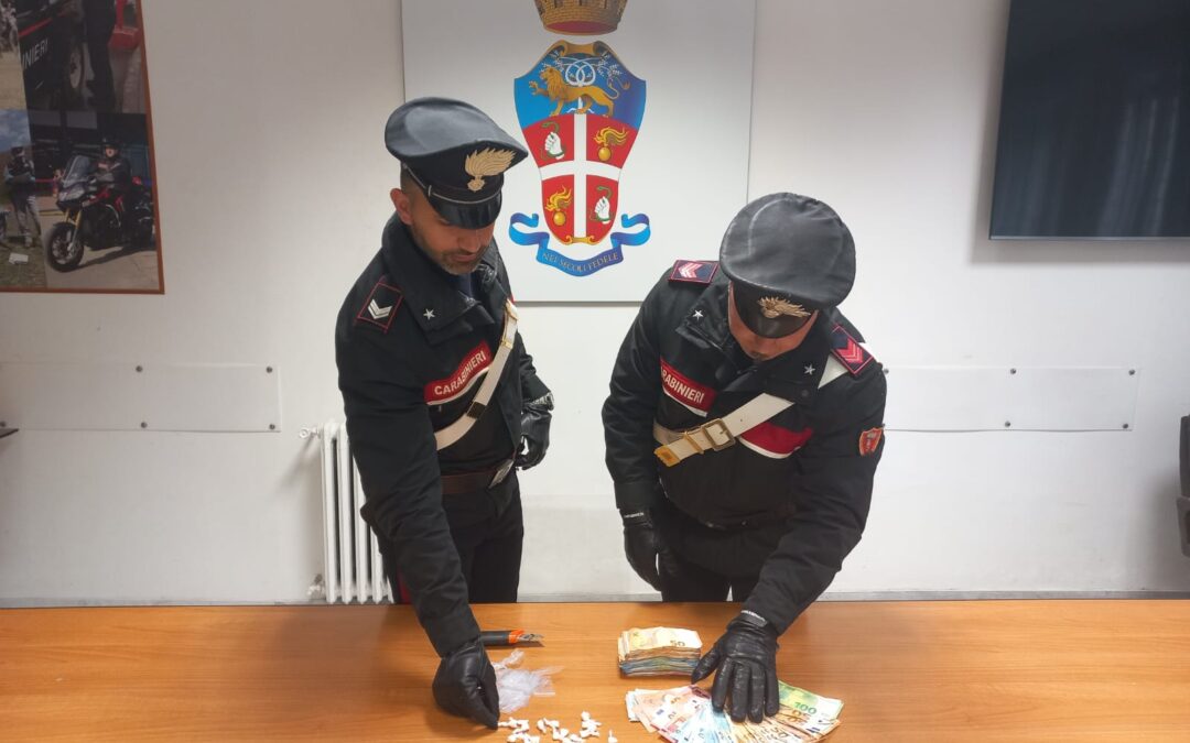 Non si ferma al posto di blocco e finisce contro un’auto, trovato in possesso di hashish e cocaina, arrestato dai Carabinieri