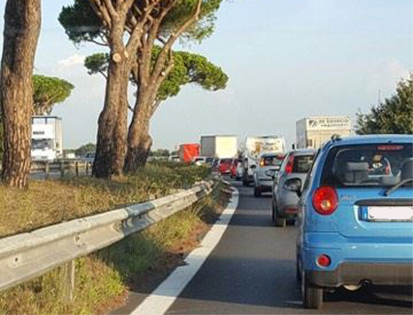 Tragedia sulla Pontina, uomo colpito da malore a bordo della sua auto, accosta e muore