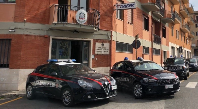 I genitori gli negano 25 euro, lui li sequestra in casa. Ventenne arrestato dai carabinieri