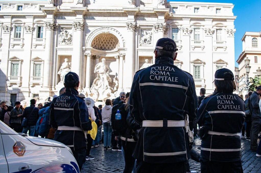 In gita con la scuola, si perde a Fontana di Trevi. Gli agenti della Polizia Locale lo aiutano a ritrovare in compagni