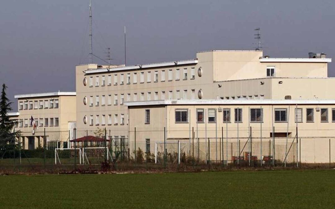 Il cappellano del carcere era diventato il pusher dei detenuti che riforniva con la droga