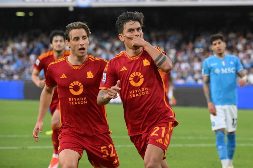 Roma, Dybala partirà dalla panchina contro il Bayer Leverkusen. Al suo posto Baldanzi