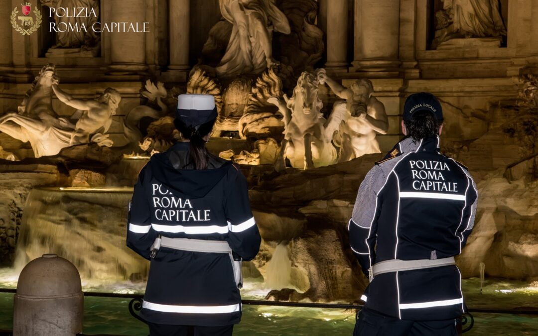 Una turista prova ad entrare nellaFontana di Trevi, fermata dalla Polizia Locale e multata di 400euro