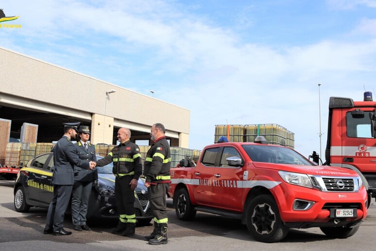 Guardia di Finanza: donati ai Vigili del Fuoco 3500 litri di gasolio sequestrati
