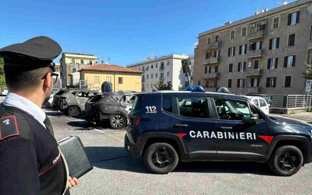 Incendio nella notte a Tivoli, le fiamme distruggono 6 auto e ne danneggiano 4