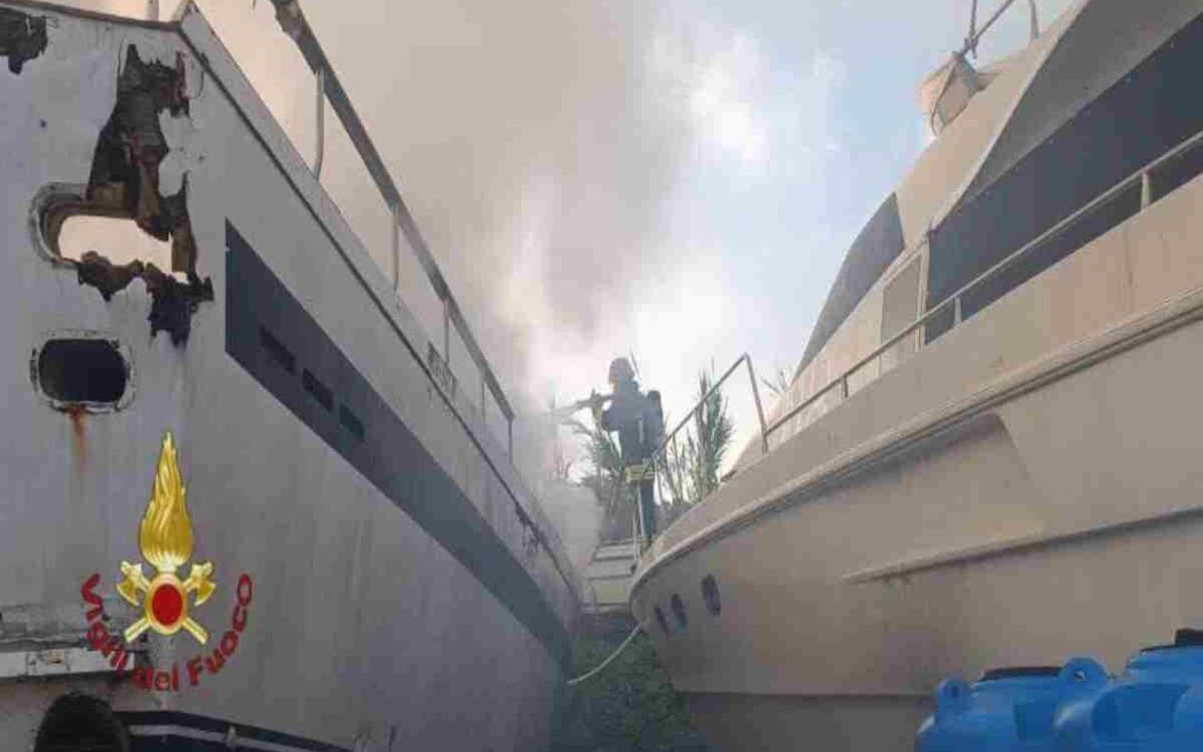 Incendio in un cantiere nautico a Fiumicino, quattro imbarcazioni distrutte