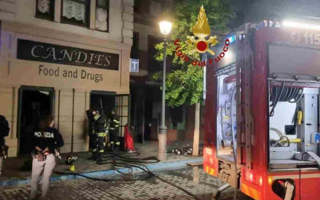 Incendio a Cinecittà World, a fuoco un negozio di souvenir