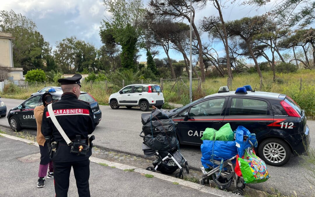 A Ostia i Carabinieri sgomberano mercatino abusivo. Multati 9 stranieri, vendevano merce di dubbia provenienza