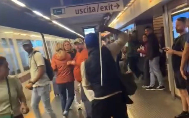 Lite in metropolitana finisce a pugni e bastonate. La scena diventa virale