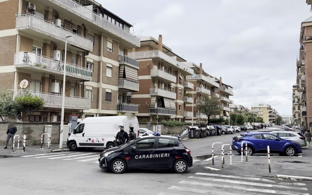 I Carabinieri arrestano un 23enne e denunciano un minorenne che spacciavano droga in un appartamento occupato abusivamente