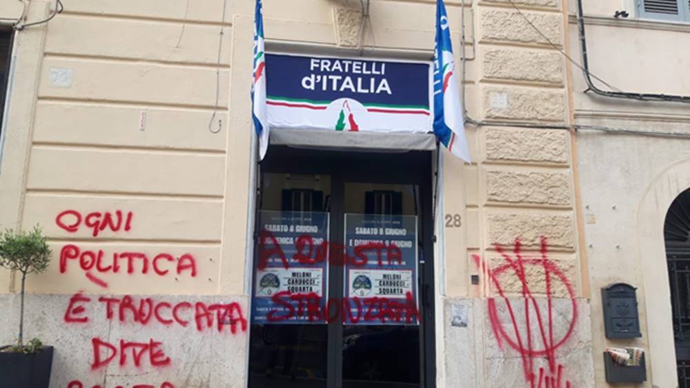 Vandalizzata sede FdI a Genzano, RighiniI: “Ennesimo atto intimidatorio contro i nostri militanti”