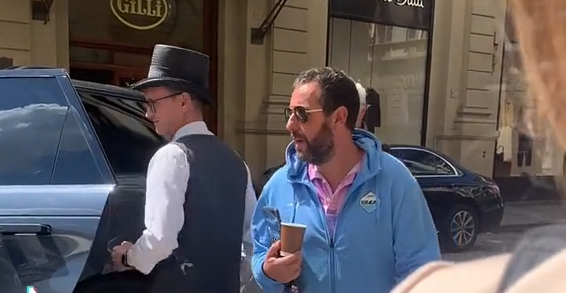 L’attore Adam Sandler si scopre tifoso della Lazio, a spasso con la felpa degli anni ’80