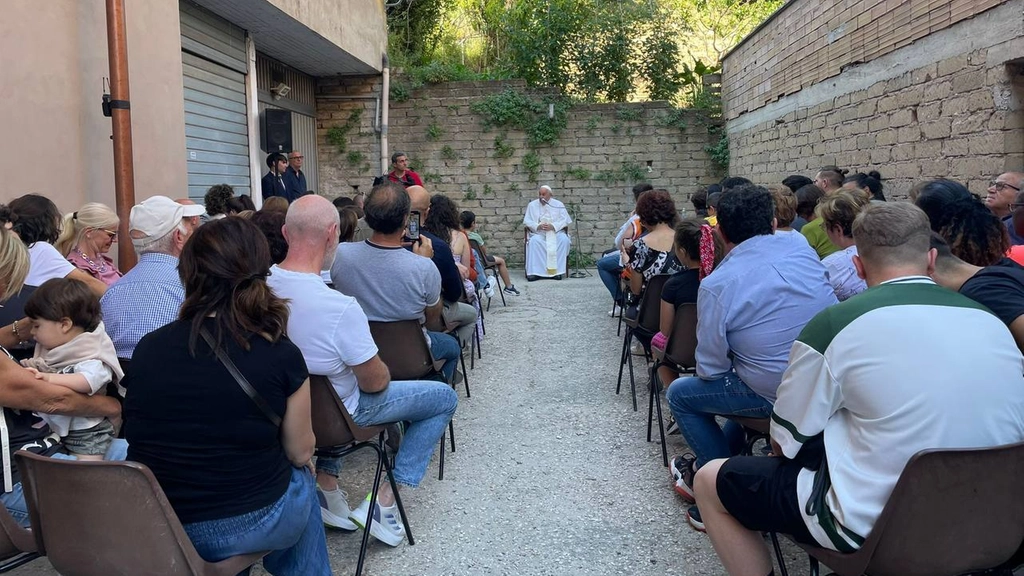 Papa Francesco incontra i residenti di un condominio a Palmarola