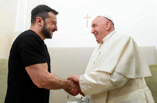 G7, Papa Francesco è atterrato a Fasano accolto dalla premier Meloni. L’abbraccio con Zelensky