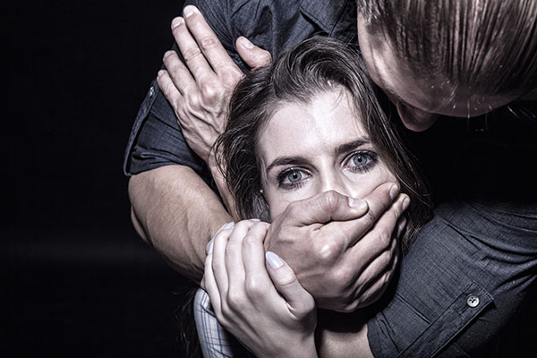 Ragazza 23enne violentata dal branco all’uscita della metro