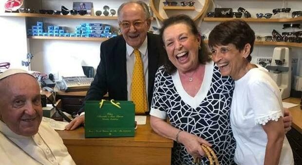 Papa Francesco torna dall’ottico di fiducia in centro