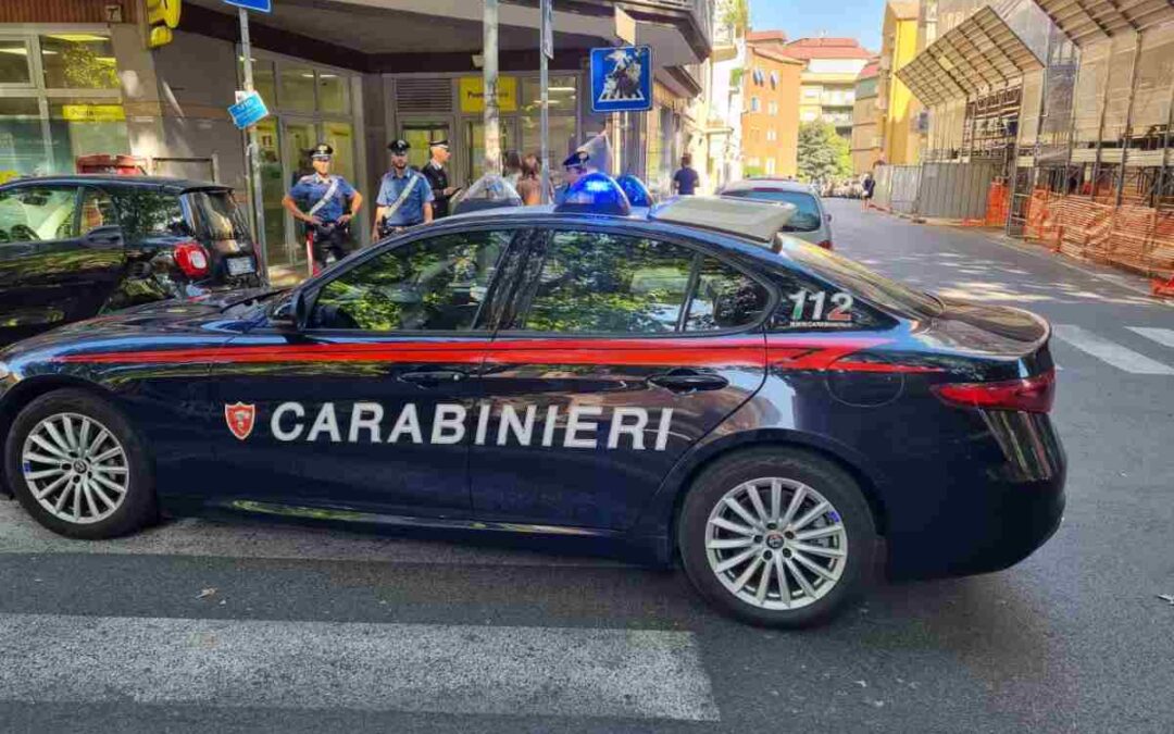 Tenta rapina in un minimarket con una pistola scacciacani: disarmato dai commessi, arrestato 22enne