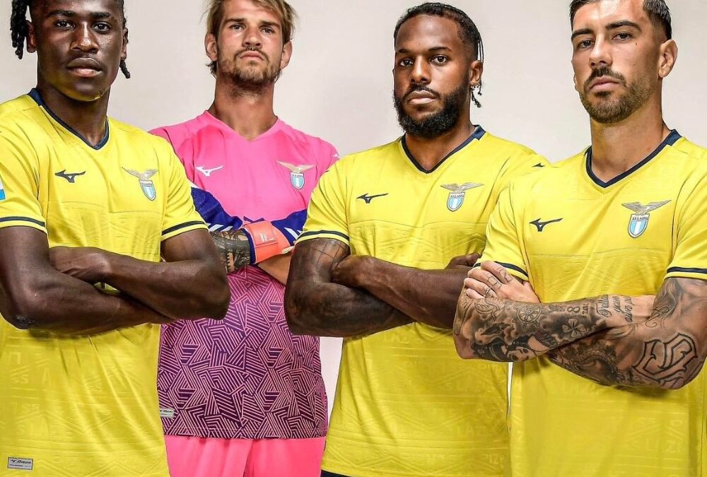 Lazio, svelate le nuove maglie da trasferta: gialle con bordini di maniche e colletto blu