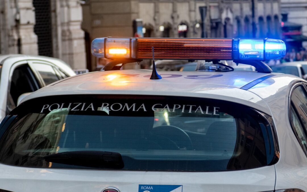 Tre turisti stranieri tentano di tuffarsi dentro Fontana di Trevi. Fermati e multati dalla Polizia Locale