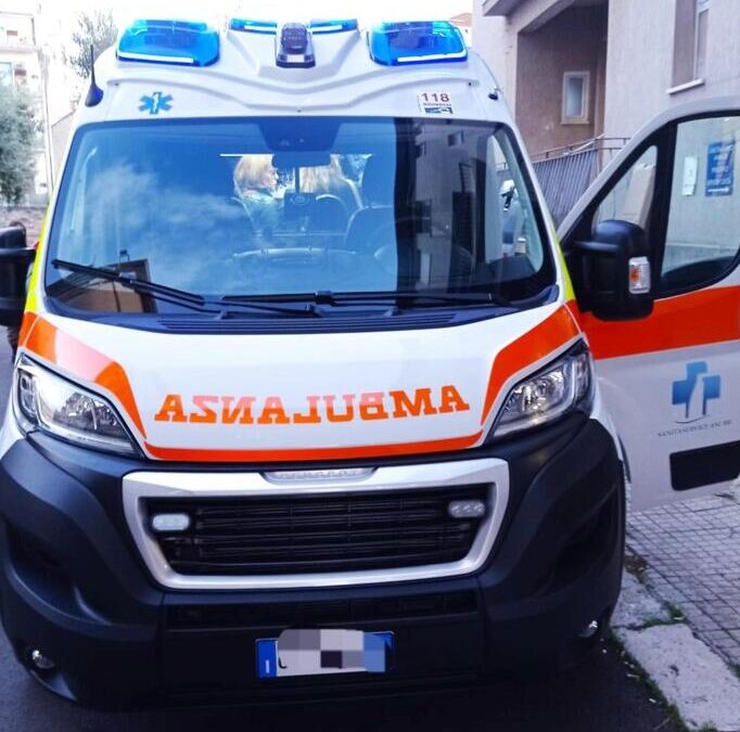 Ragazza trovata in fin di vita nel giardino di un condominio, muore poco dopo