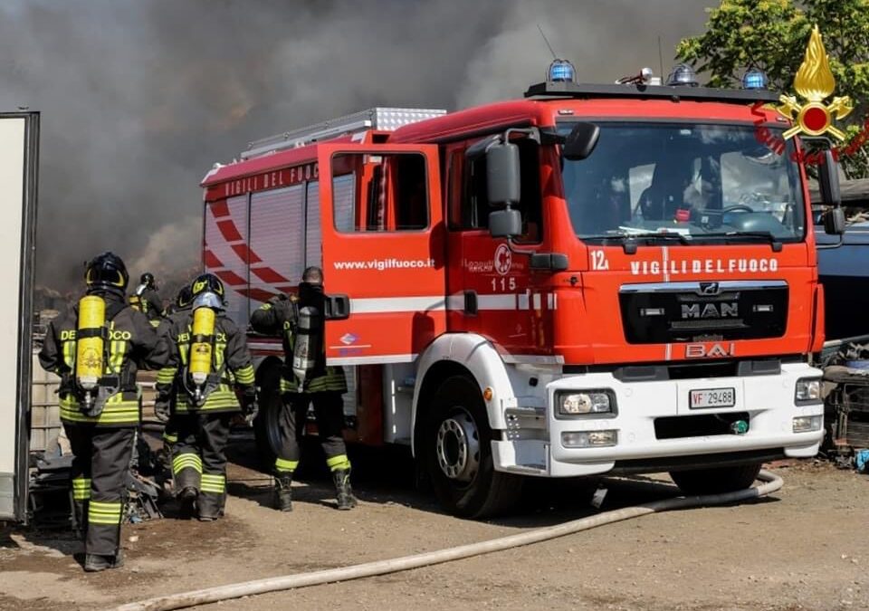 Nelle prime ore di oggi incendio in un palazzo a Prati. Alta colonna di fumo sul quartiere