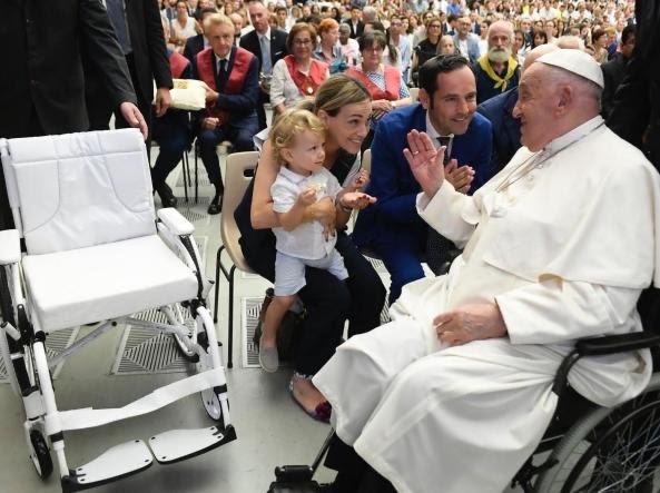 Nuova carrozzina per Papa Francesco, è bianca e realizzata su misura per lui