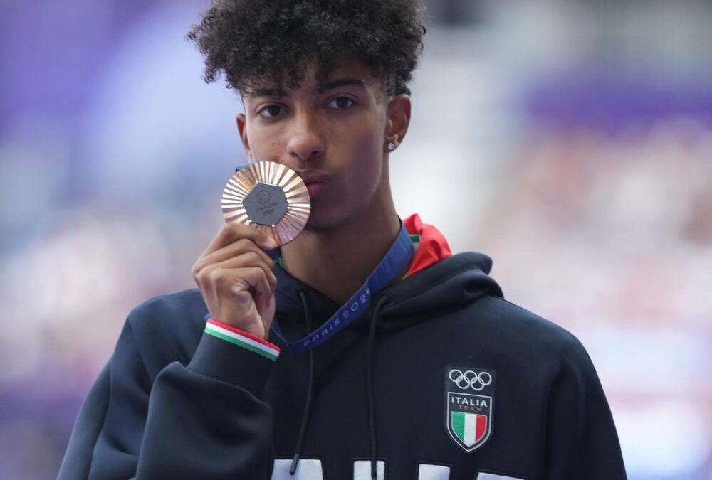 Parigi 2024, Mattia Furlani sul podio per la medaglia di bronzo: “Ora cambieranno molte cose”
