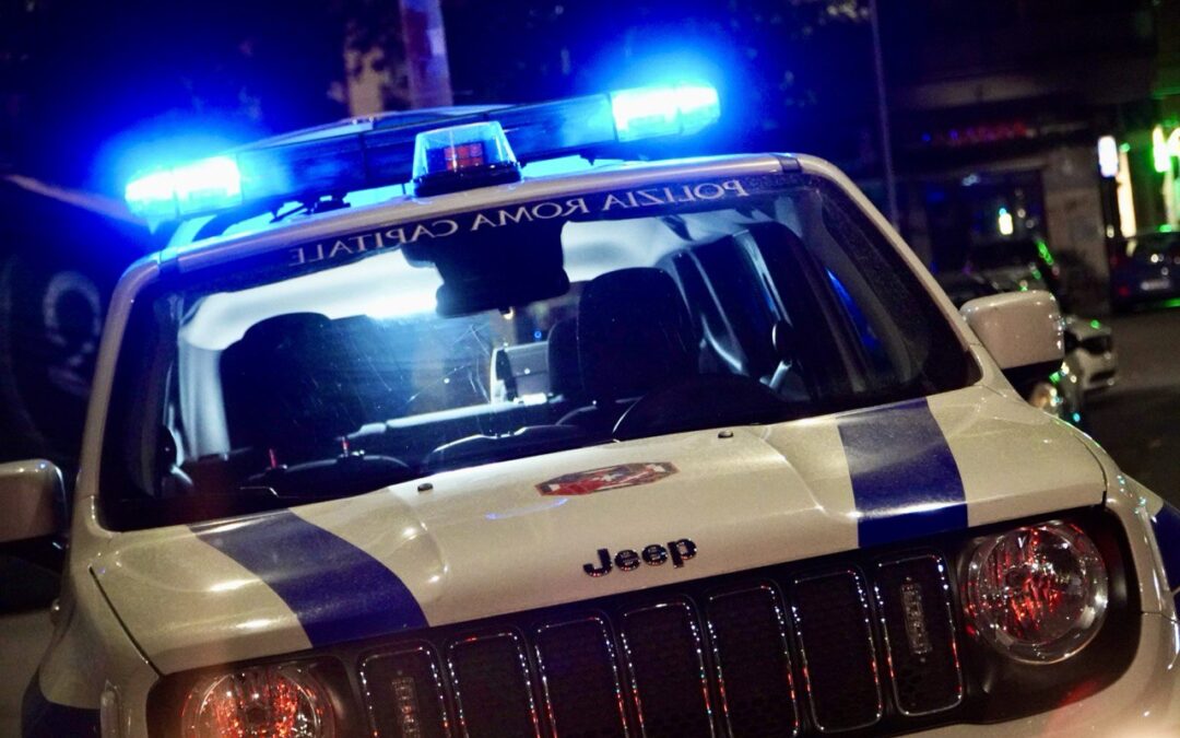Cristoforo Colombo: si schianta con l’auto contro il semaforo, morto un 44enne