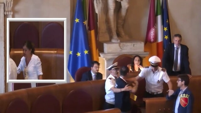 Assemblea capitolina: consigliere leghista punta allo scranno della presidente Celli, espulso