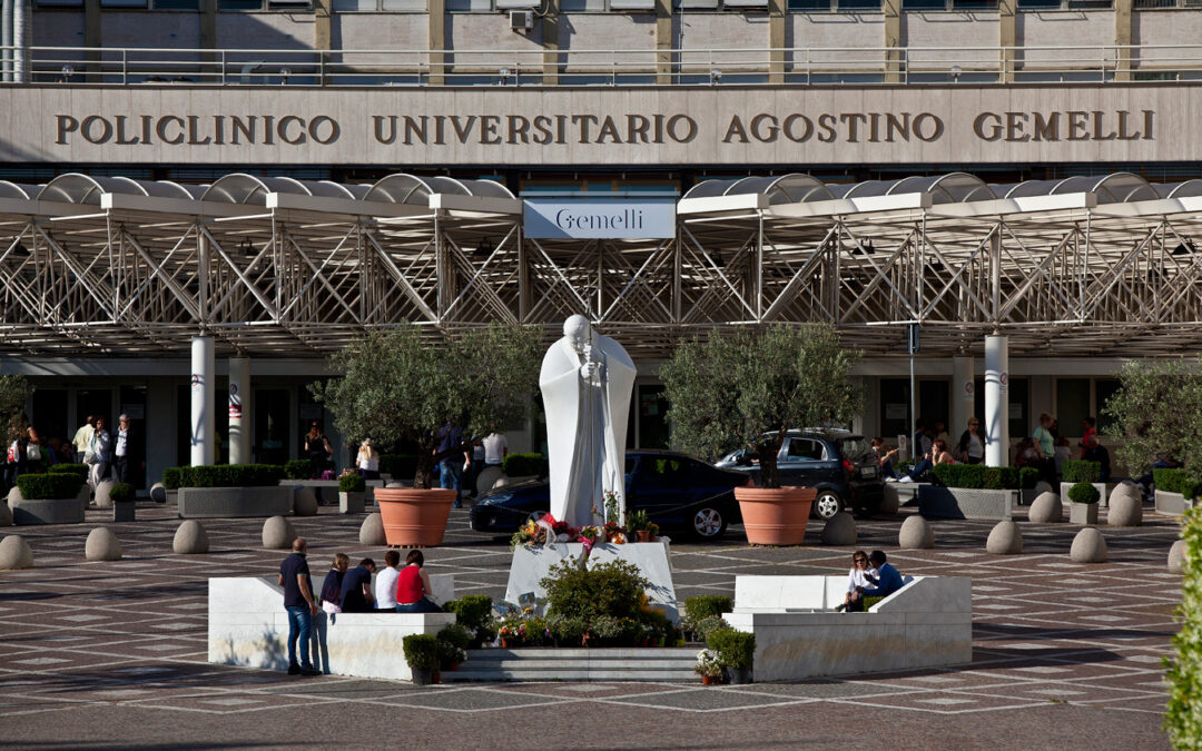 Papa, migliorano le condizioni ma si dovrà ancora attendere perché la prognosi venga sciolta