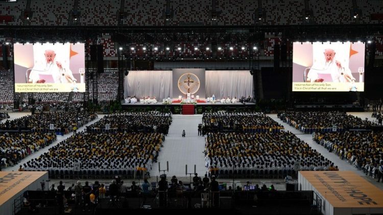 Singapore, il Papa presiede la messa davanti a 50mila fedeli: “Dobbiamo abbracciare tutti”