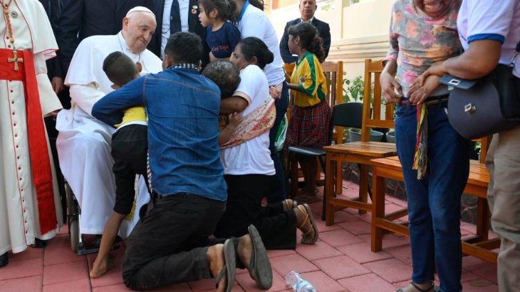 Dili: Papa Francesco e l’abbraccio con i bambini affetti da disabilità