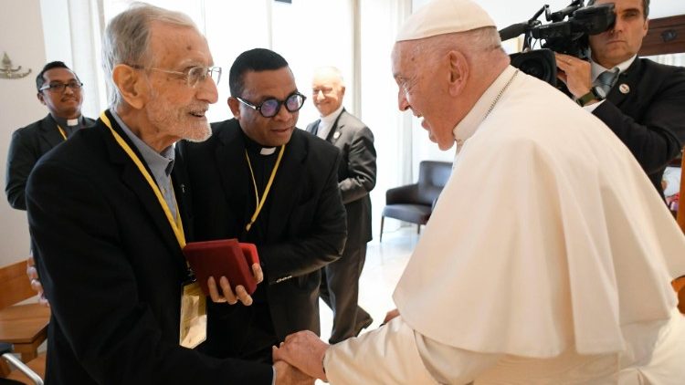 Il Papa incontra i gesuiti di Dili, il saluto ad uno dei confratelli di 103 anni