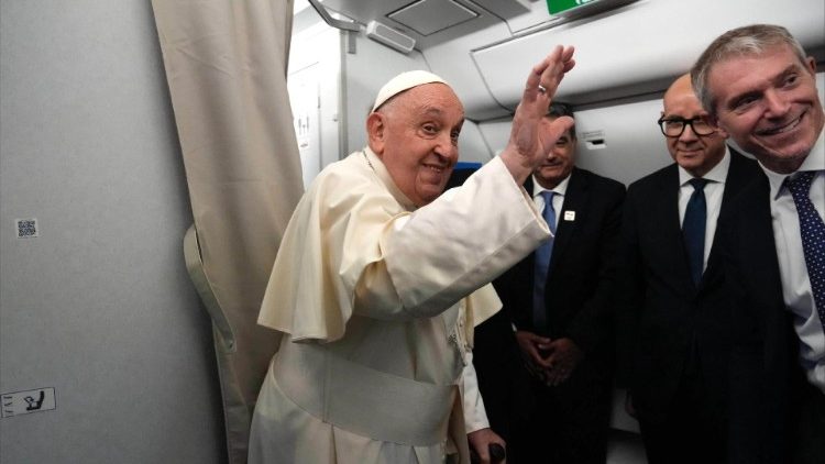 Viaggio in Indonesia, Papa Francesco ai giornalisti: “E’ il mio viaggio più lungo, grazie della compagnia”