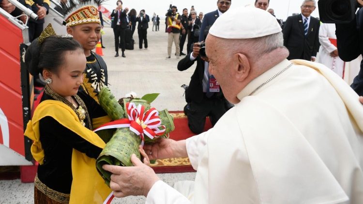 Il Papa è arrivato in Indonesia. E’ iniziato il 45esimo viaggio apostolico di Francesco