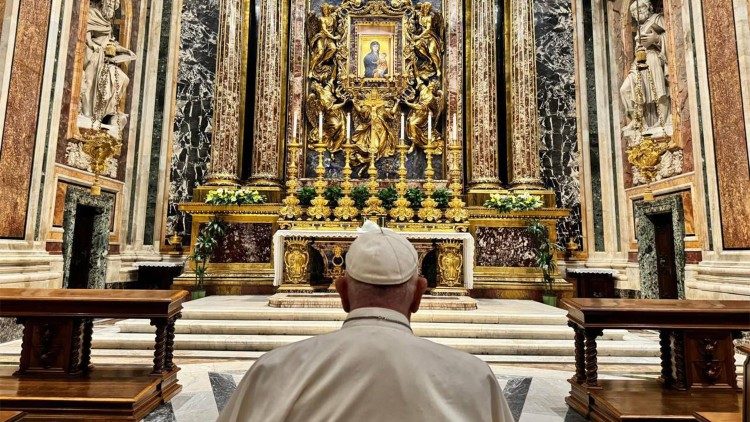 Al rientro dal viaggio in Asia e Oceania Papa Francesco prega a Santa Maria Maggiore
