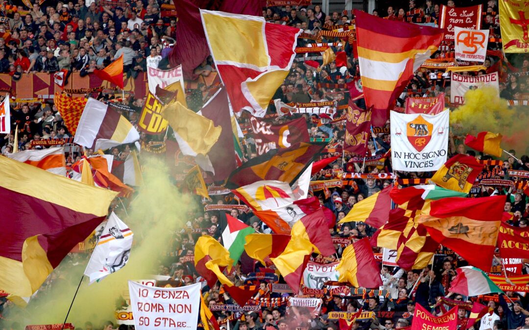 Roma, l’appello della Curva Sud: “Giovedì tutti i tifosi allo stadio con la bandiera”