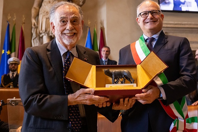 A Francis Ford Coppola il sindaco Gualtieri consegna in Campidoglio, la Lupa Capitolina