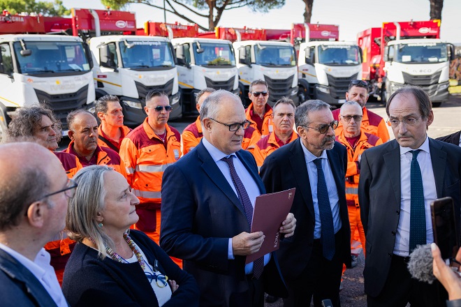 Flotta Ama, in arrivo 373 nuovi mezzi. I primi 20 compattatori presentati oggi