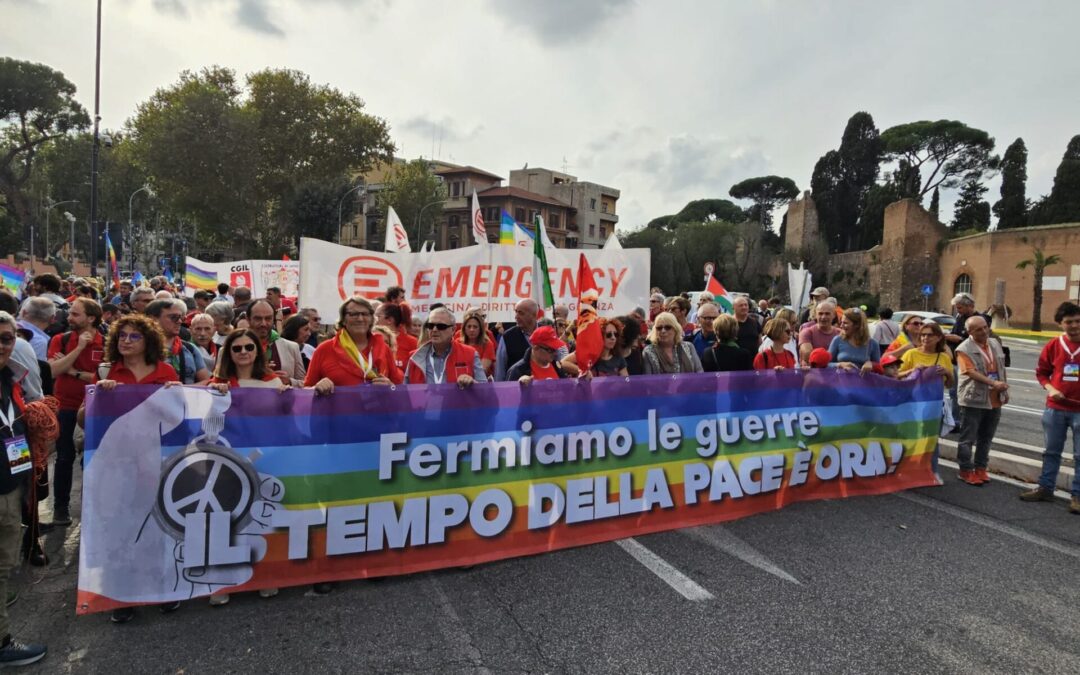 Da Porta San Paolo al Colosseo in migliaia in corteo per la pace: “Fermiamo tutte le guerre”