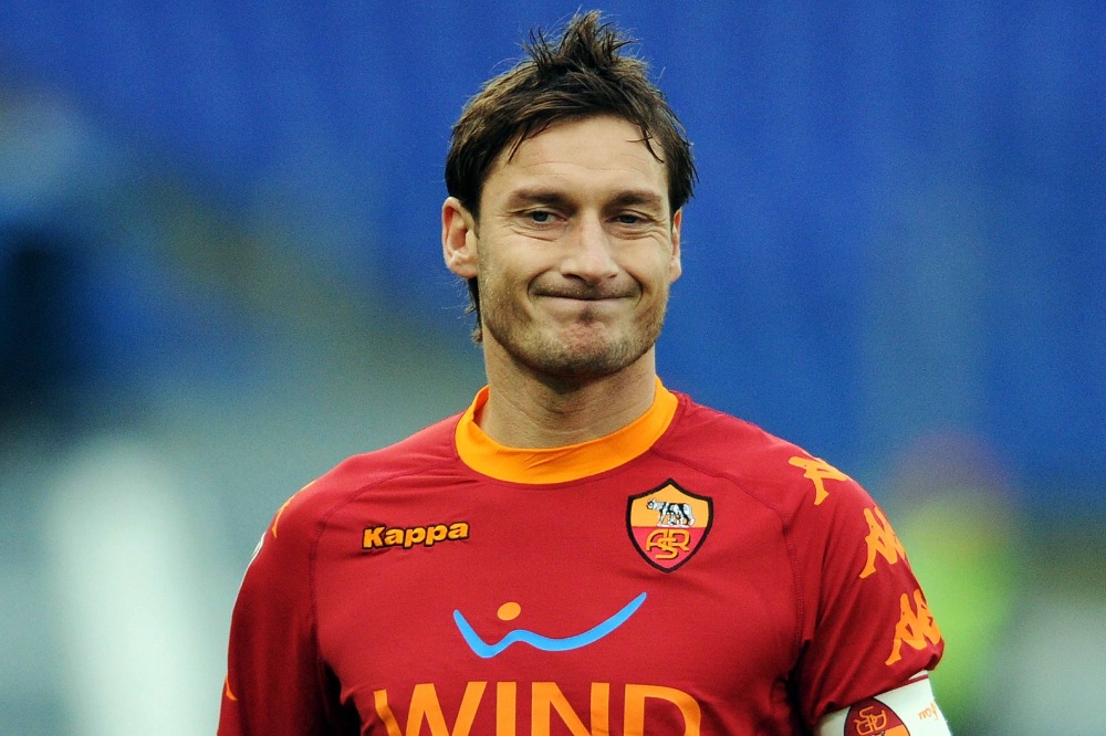 “10 x 5, auguri Francesco!”: la Roma festeggia Totti, il suo storico capitano
