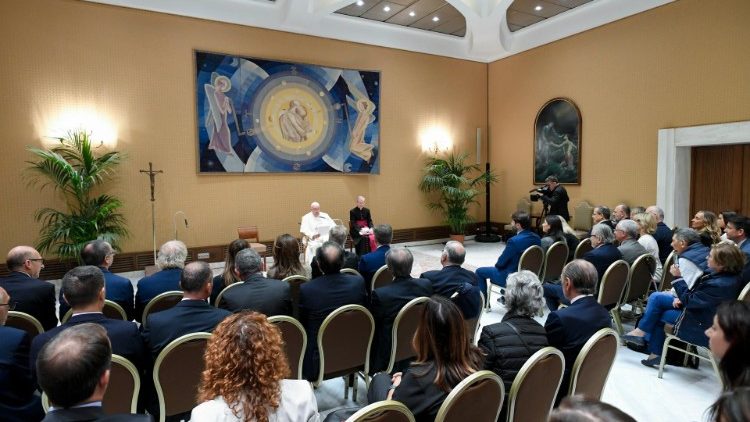 Il Papa incontra i medici chirurghi: “Siate artigiani della salute, custodi della vita di chi soffre”