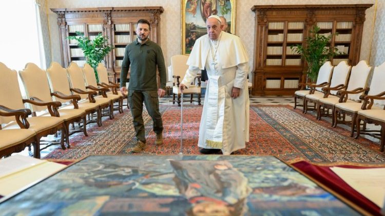 L’arrivo in ritardo in Vaticano di Zelensky. Poi 35 minuti di colloquio con il Santo Padre