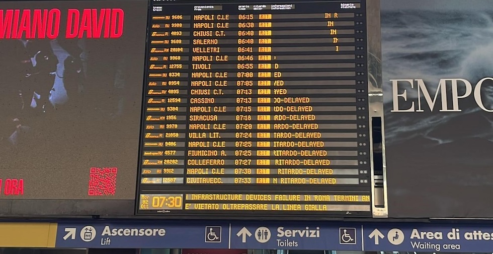 Roma Termini nel caos: ritardi fino a 8 ore per i treni a causa di un incidente in Calabria