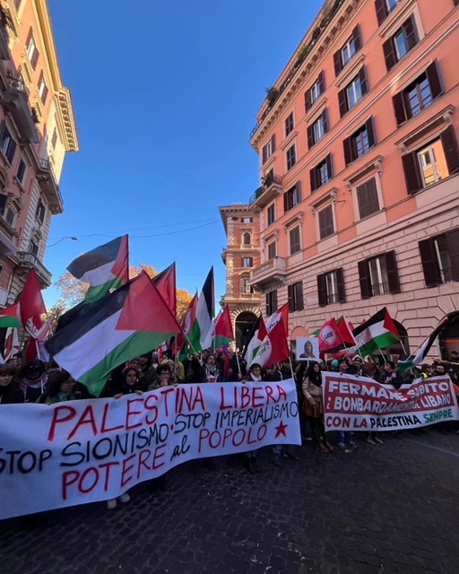 Corteo pro Palestina, in migliaia a Roma. Cori e striscioni contro il Governo, danneggiate vetrine