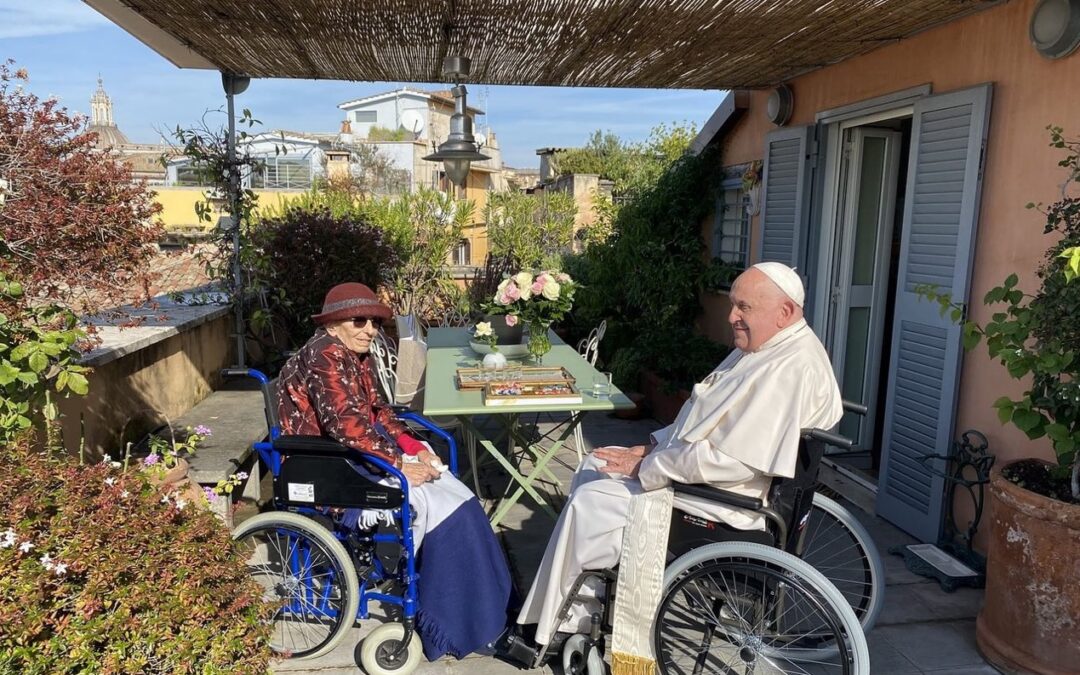 Papa Francesco si reca a casa di Emma Bonino per farle visita dopo il ricovero