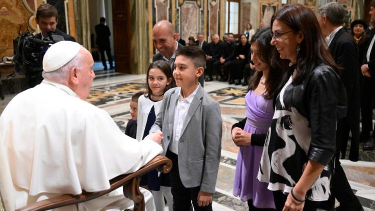 Papa Francesco: “La Chiesa apra le porte a donne discriminate e a famiglie ferite”